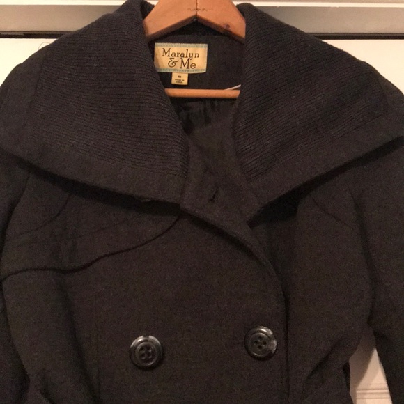 Woman’s short winter coat - Picture 3 of 12